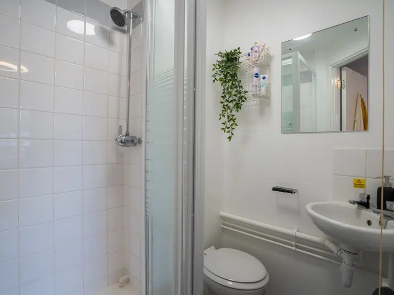 Standard Ensuite photo 3