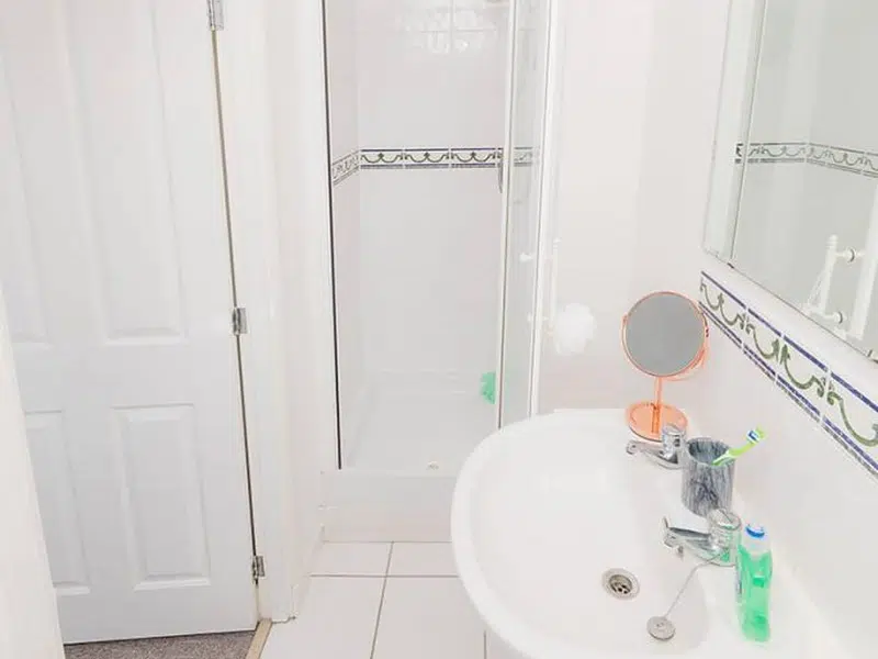 Standard - 3 Bed Flat photo 4