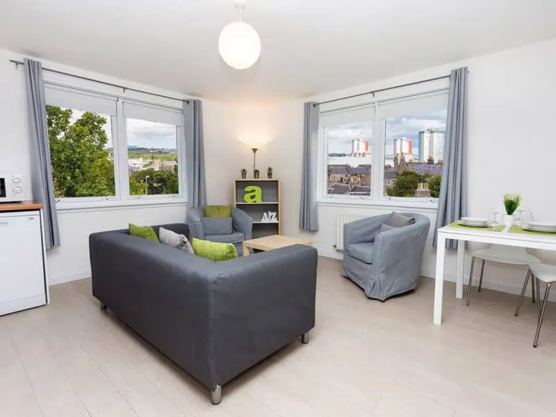Standard - 3 Bed Flat photo 3