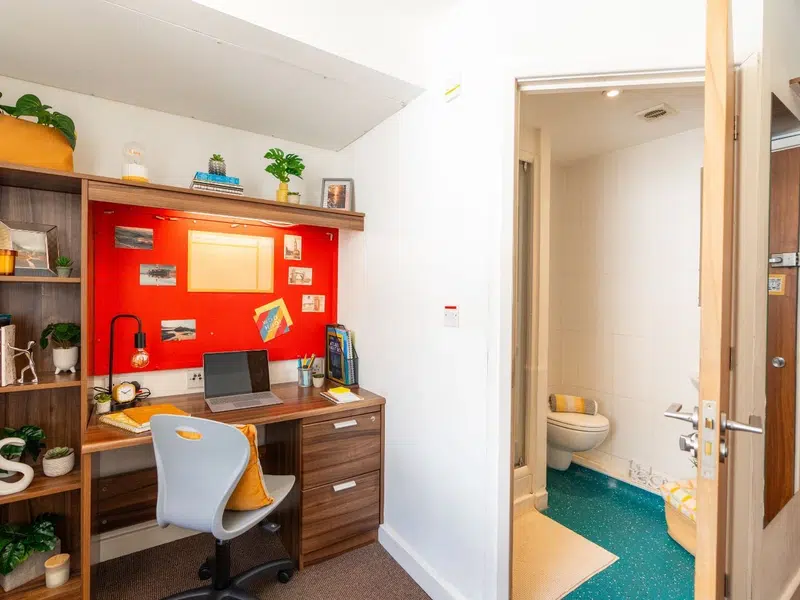 Standard Ensuite photo 2