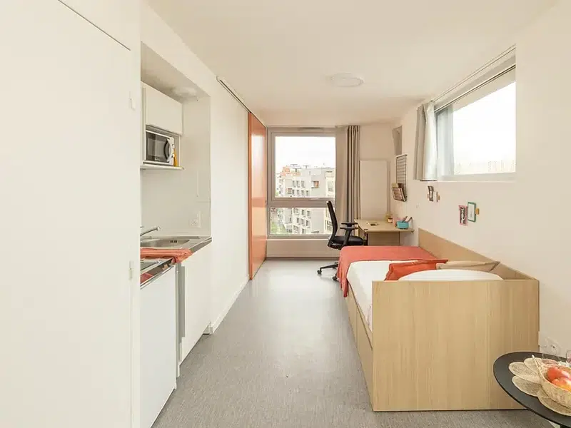 Studio with Eiffel tower view photo 5