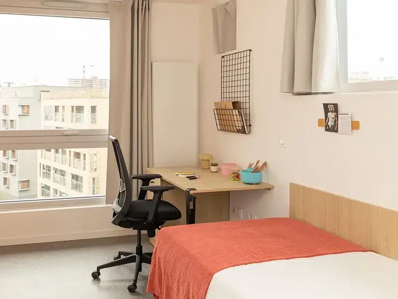 Studio with Eiffel tower view photo 2