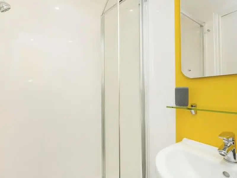 Superior Plus Ensuite photo 6