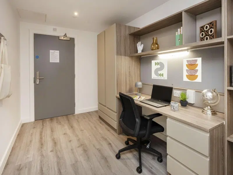 Superior Plus Ensuite photo 4