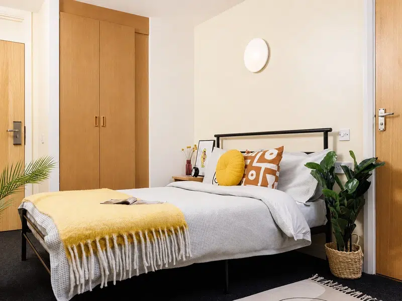 Three Bed Flat – Extra Large Double Ensuite photo 1